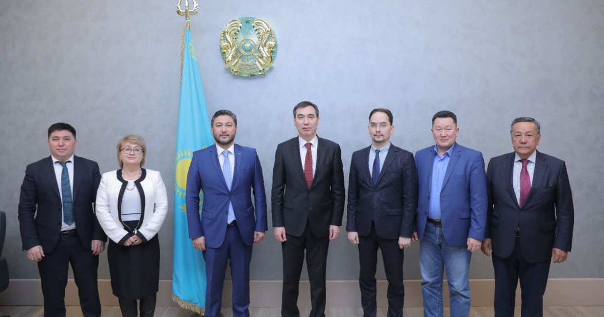 Елімізде парламентаризм институтын дамыту мәселелері талқыланды