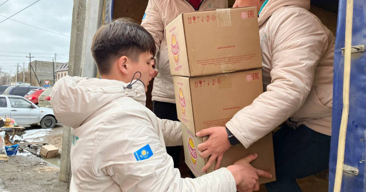 «AMANAT»: Жастар су тасқынынан зардап шеккендерге көмек көрсетіп жатыр