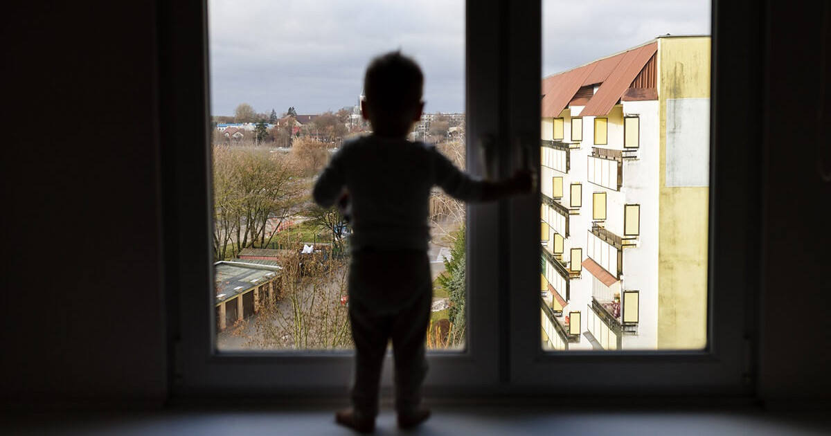 «Жағдайы ауыр»: Қызылордада 3 жасар бала төртінші қабаттан құлап кетті