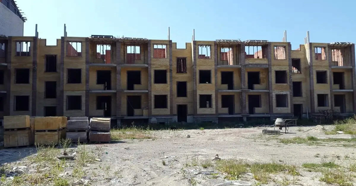 «2,5 миллиард теңге»: Ақтөбеде үлескерлер құрылыс компаниясына алданып қалды