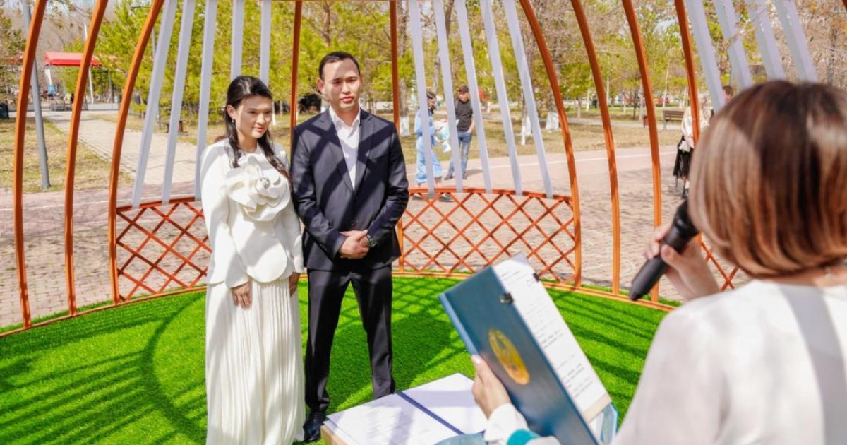 Астанада жас жұбайлар алаңы ашылып, бес жұп неке қиды