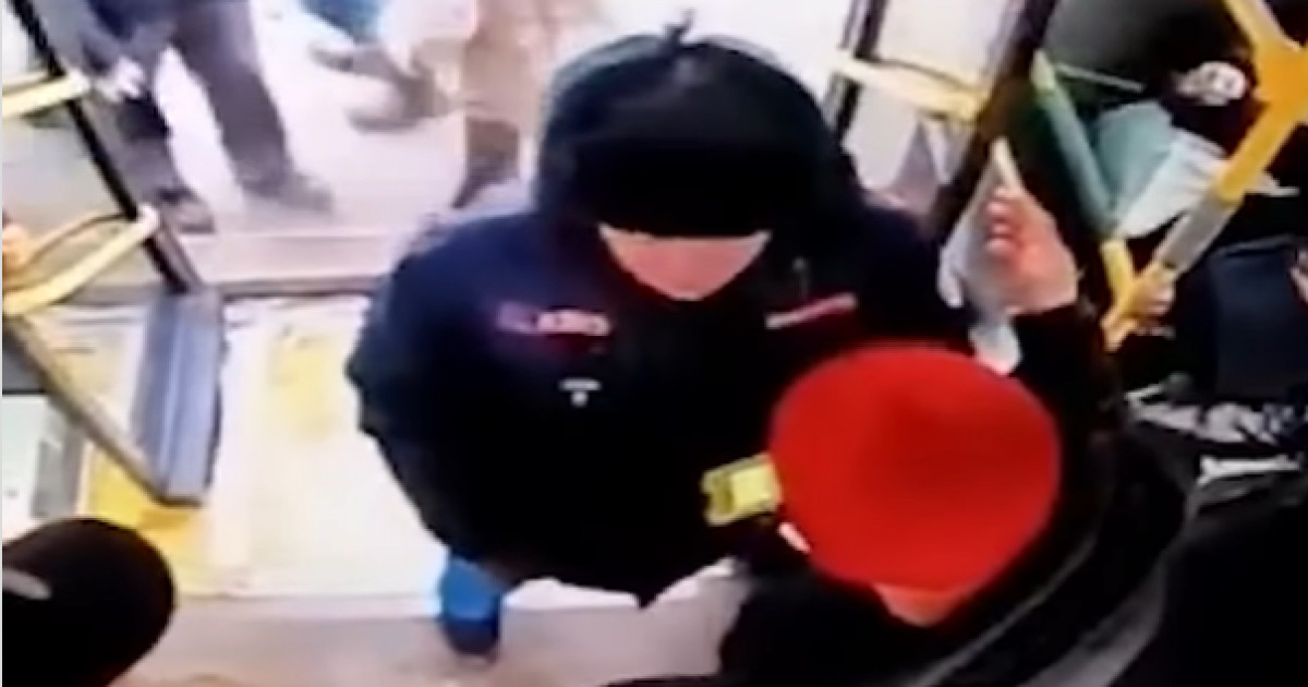 Астанада жолаушы автобуста бақылаушыны ұрды