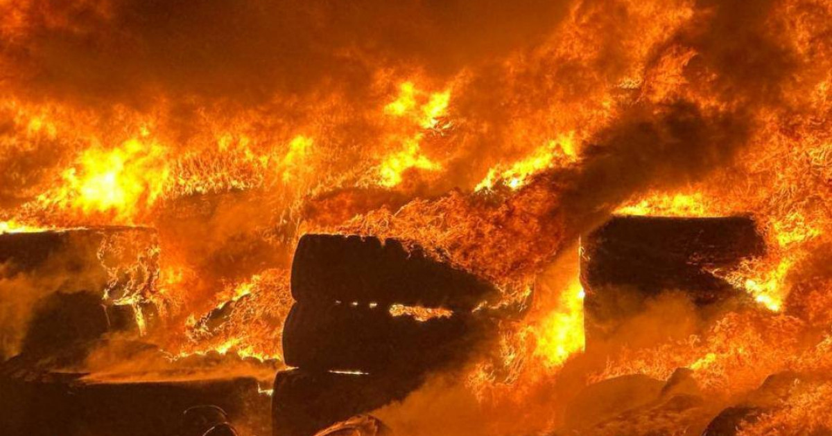 Астанадағы қоймада резеңке бұйымдар өртеніп жатыр