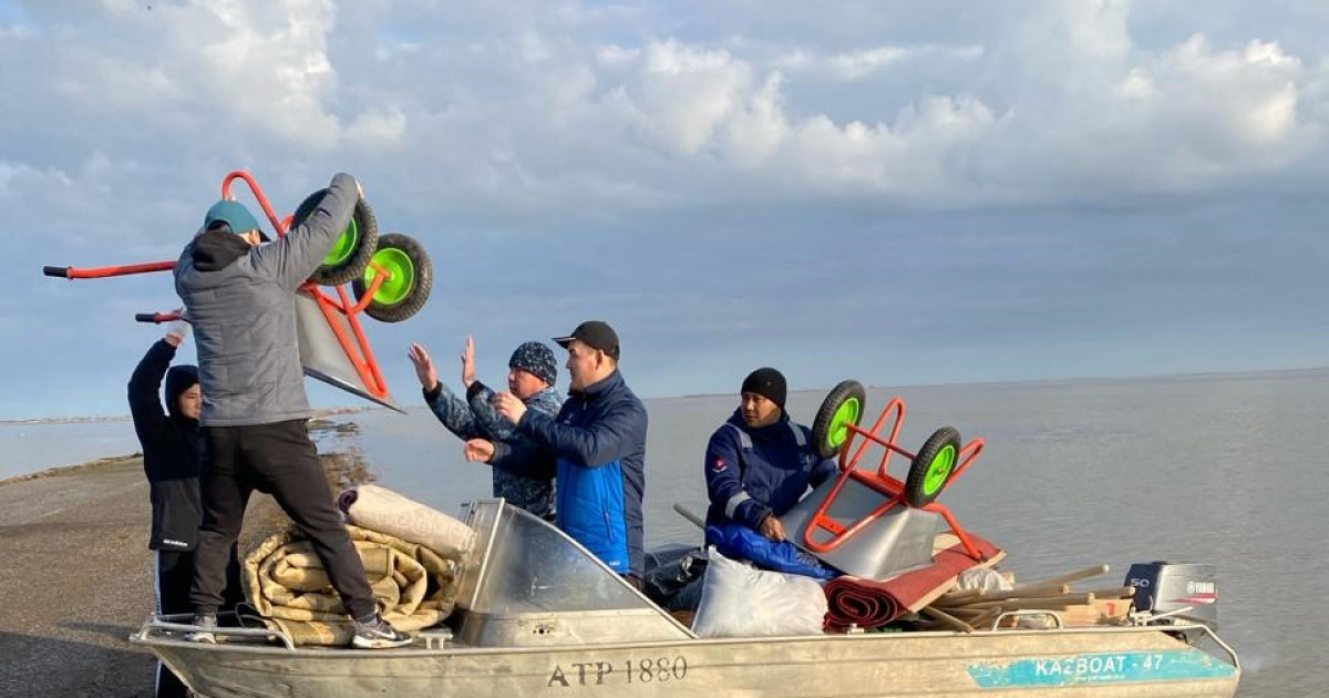 Атырау: Волонтерлер тұрғындарға гуманитарлық көмек берді