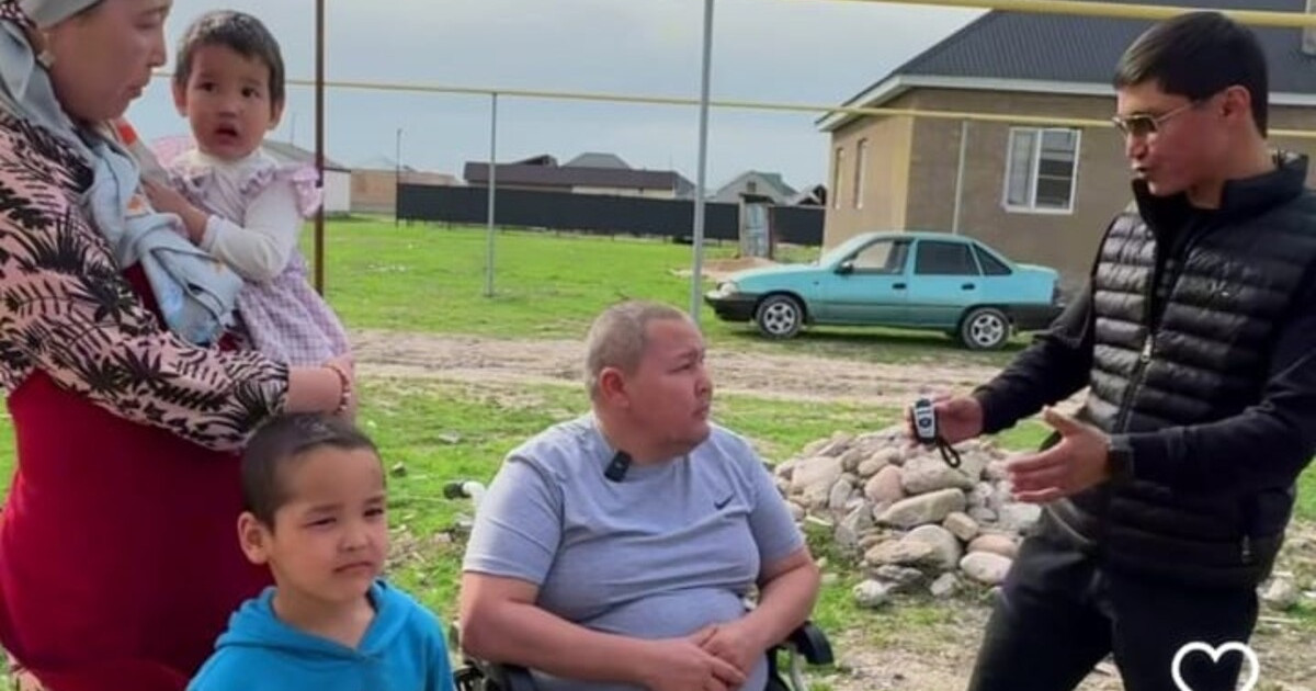 Бағлан Әбдірайымов екі аяғынан айырылған көпбалалы әкеге көлігін сыйға тартты