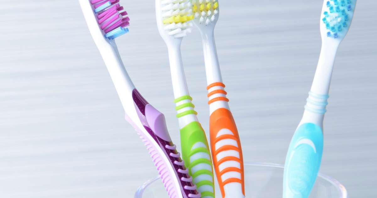 Дәрігер сапалы тіс щеткасын таңдаудың әдістерін ұсынды