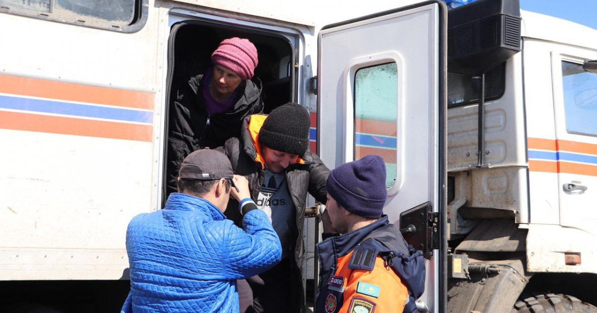 Депутаттар өңірлерде су тасқынының кезекті легіне дайындалуға көмектесіп жатыр
