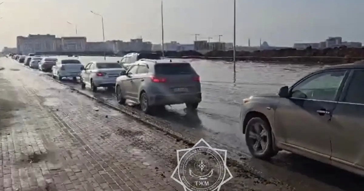 Елордада еріген қар суы көшені басып қалды