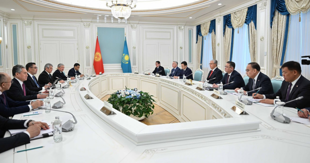 Қасым-Жомарт Тоқаев пен Садыр Жапаров шағын құрамда келіссөз жүргізді