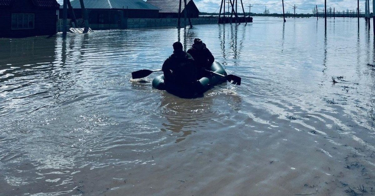 Қайықпен нан, трактормен адам тасып жүр: Бұланды ауданында бірнеше ауыл тасқын судың ортасында қалды