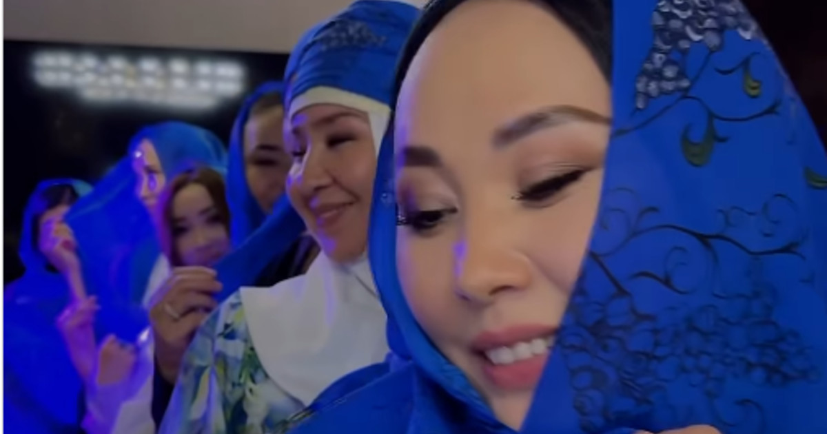 «Қазақ әйелі басына салмаған»: туған күнінде көк орамал таратқан Қарақат Әбілдина сынға қалды