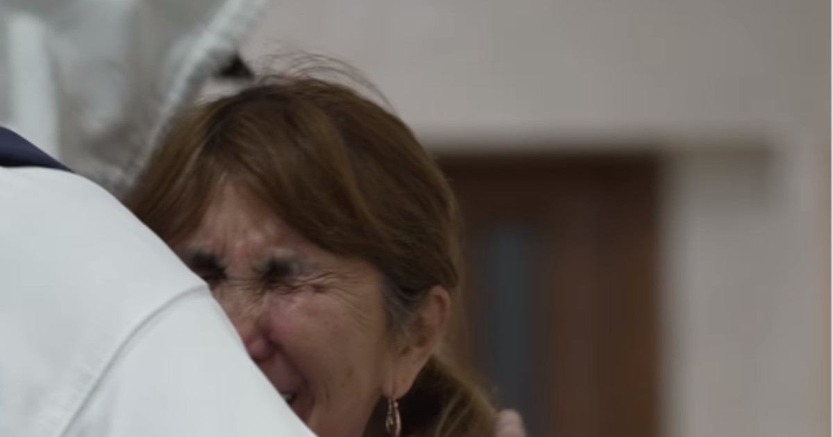 «Қызы ми ісігіне шалдыққан»: қара бетперде киген жігіт жалғызбасты анаға пәтер сыйлады