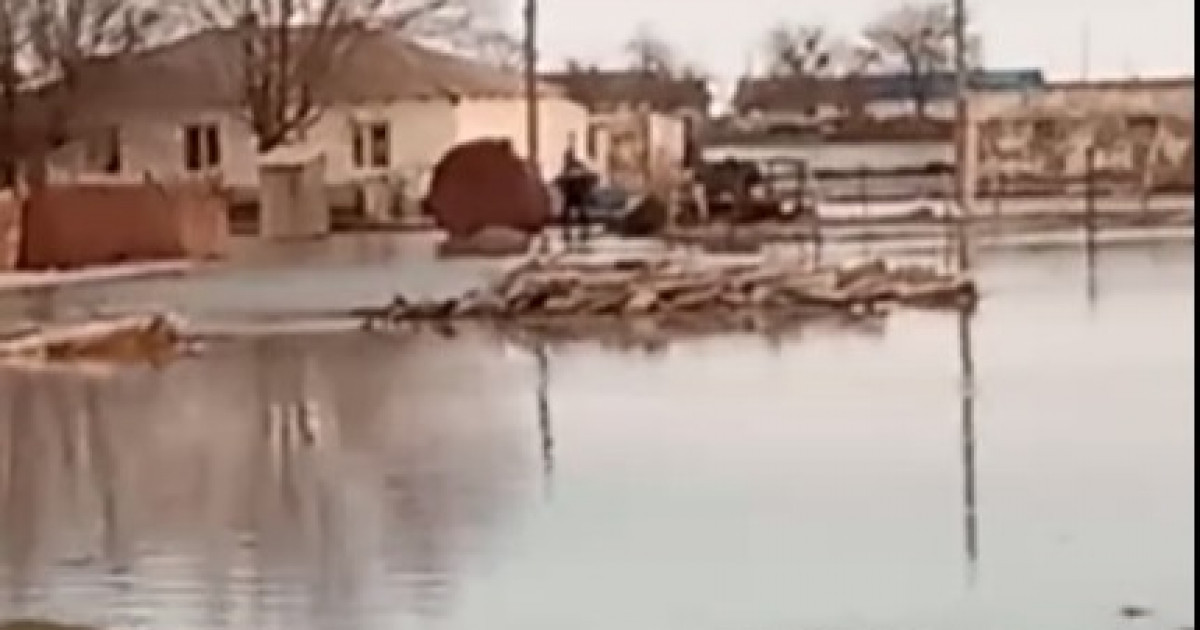 Қызылқоға ауданында Қоныстану ауылына су кіріп жатыр