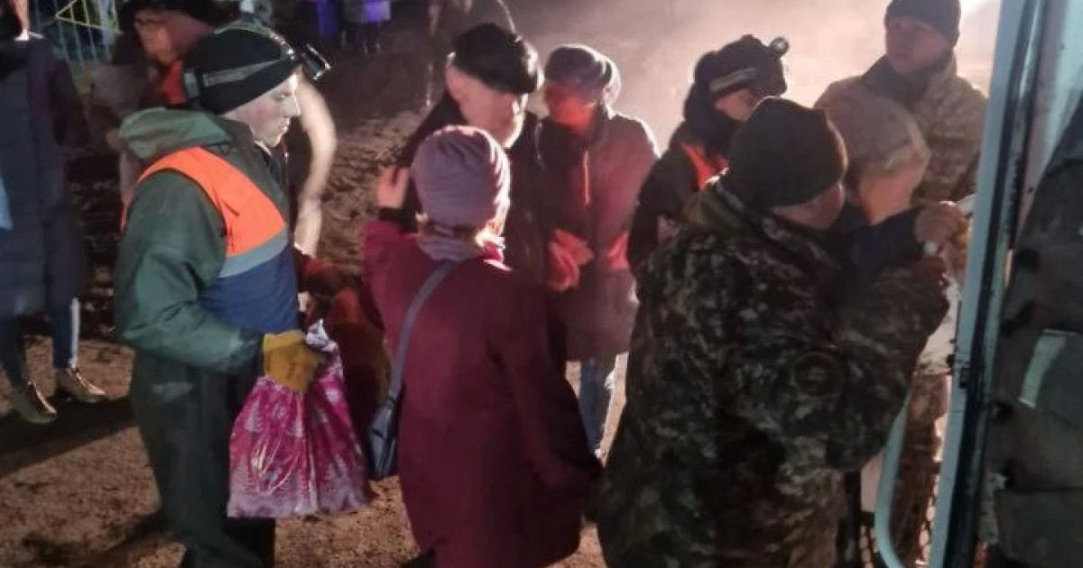 СҚО-да әскерилер ауыл тұрғындарын көшіріп жатыр