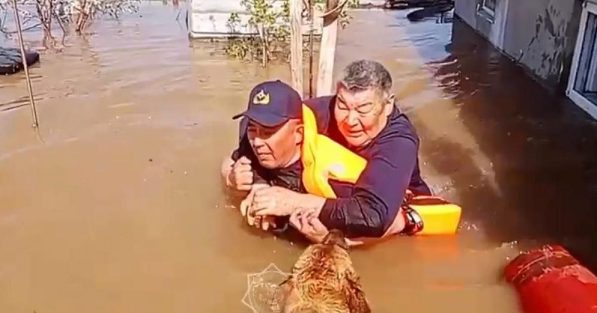 Су тасқыны: ескертуге қарамастан үйінен шықпаған оралдықтар арнайы құралдармен көшіріліп жатыр