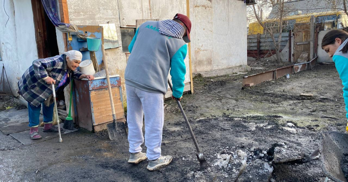 Су тасқынынан кейін волонтерлер ауылды қайта қалпына келтіруге көмектесіп жатыр
