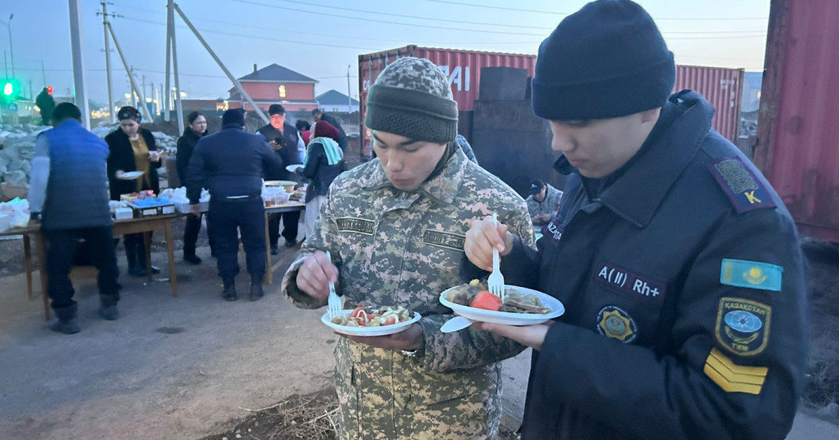 Талапкер ауылында су тасқынымен күресіп жатқан сарбаздарға ауызашар берілді