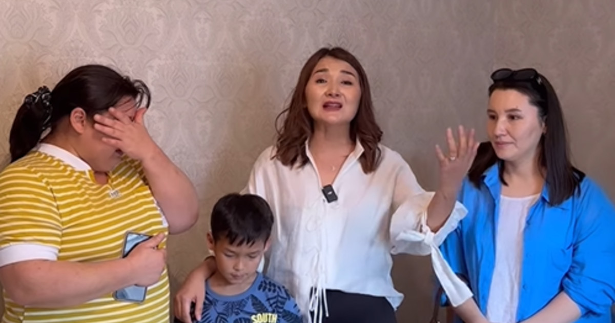 Танымал блогер тоғыз баласы бар жалғызбасты анаға үй сыйлады