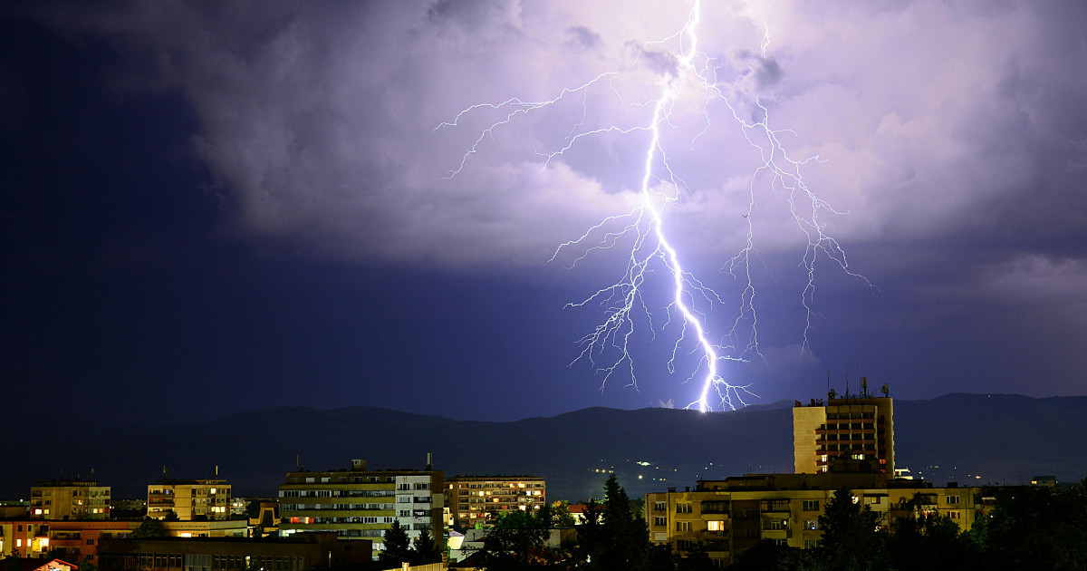 Тұман түсіп, найзағай ойнайды: ауа райына байланысты 7 өңірде ескерту жарияланды