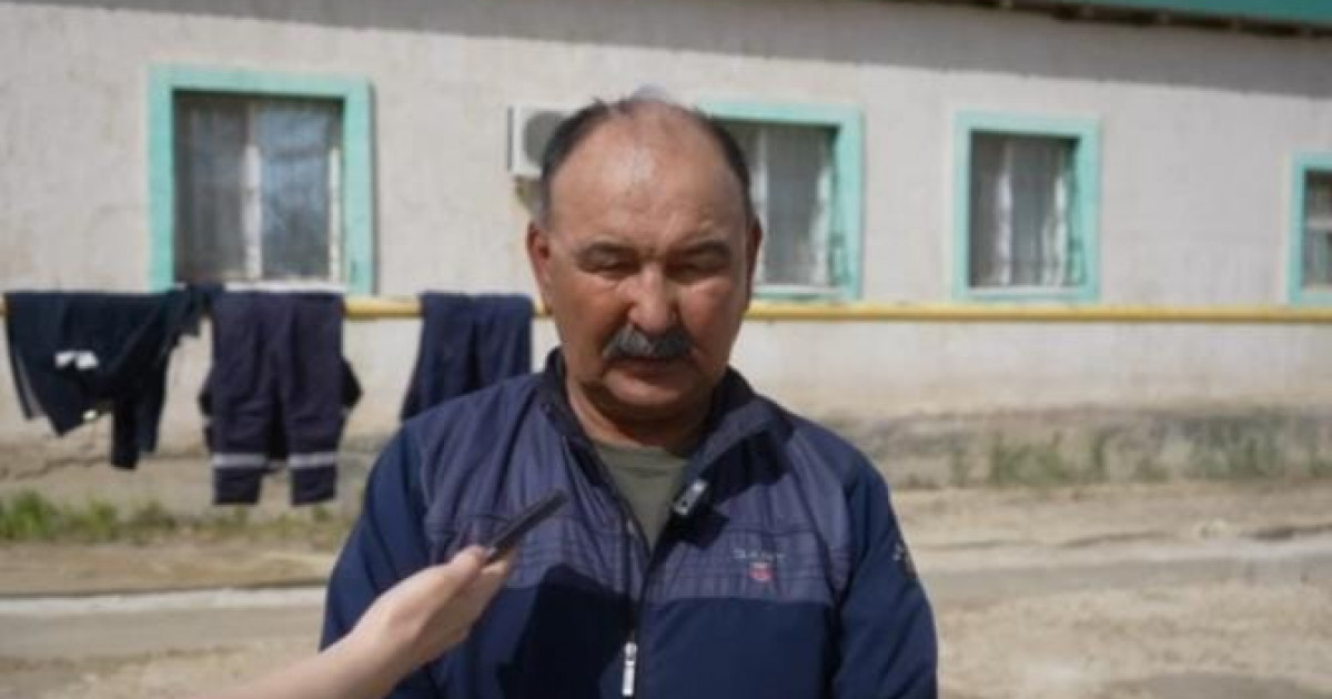 Жылыойда үйі суға кеткен ақсақал Қоғамдық штабта волонтер болып жүр