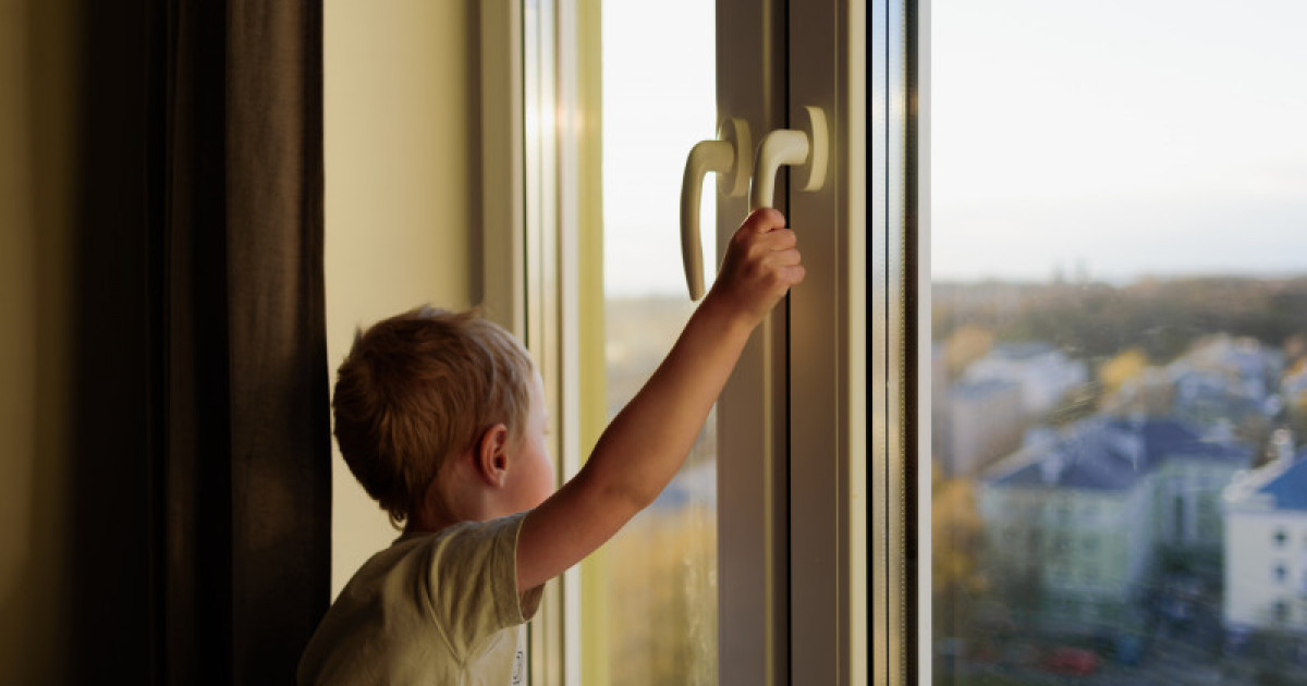 Ақтөбеде екі бала көпқабатты үйдің терезесінен құлап кетті