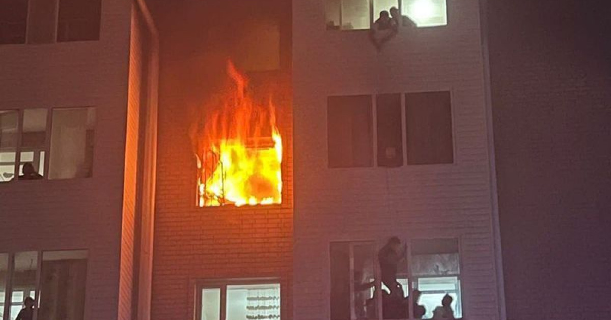 Атырауда полиция өрт шыққан үйден 50 шақты адамды эвакуациялады