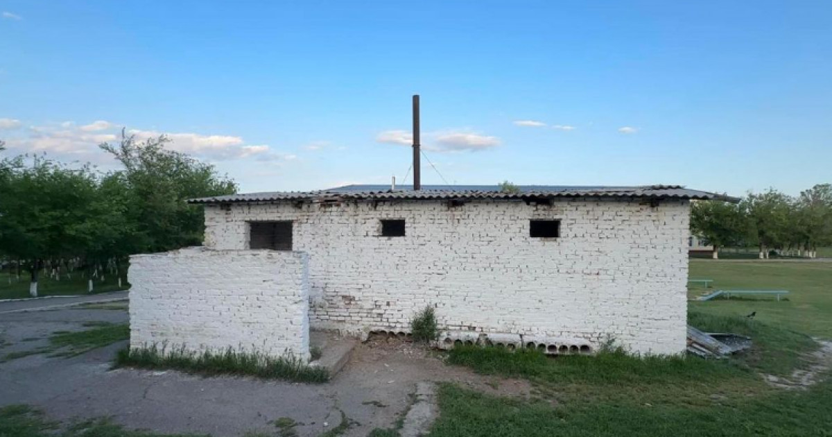 Дәретханадағы төбелестен кейін оқушы қайтыс болған мектептің директоры жұмыстан қуылды