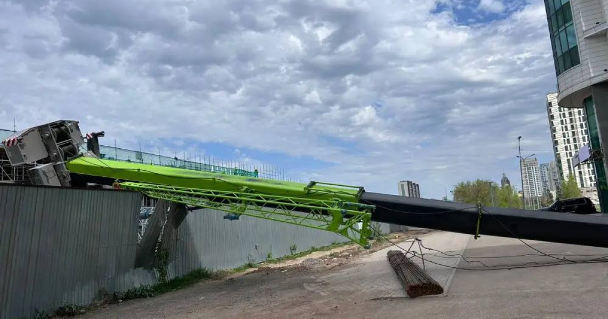 Елорда: LRT құрылысында кран құлады