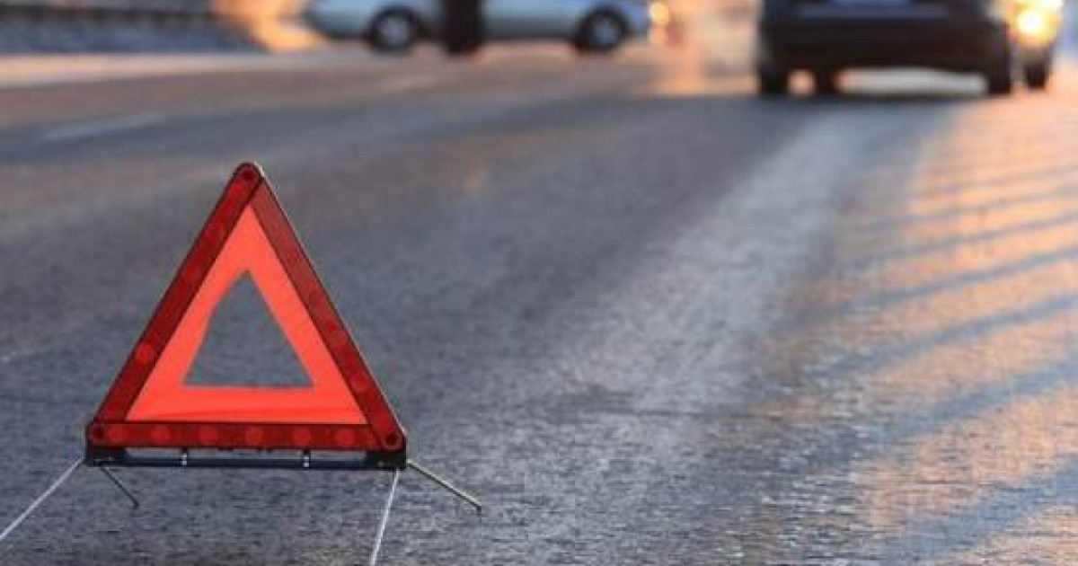 Ішіп алған: Полициядан қашқан жүргізуші адамдар тұрған аялдамаға соғылды, адамдар қаза тапты