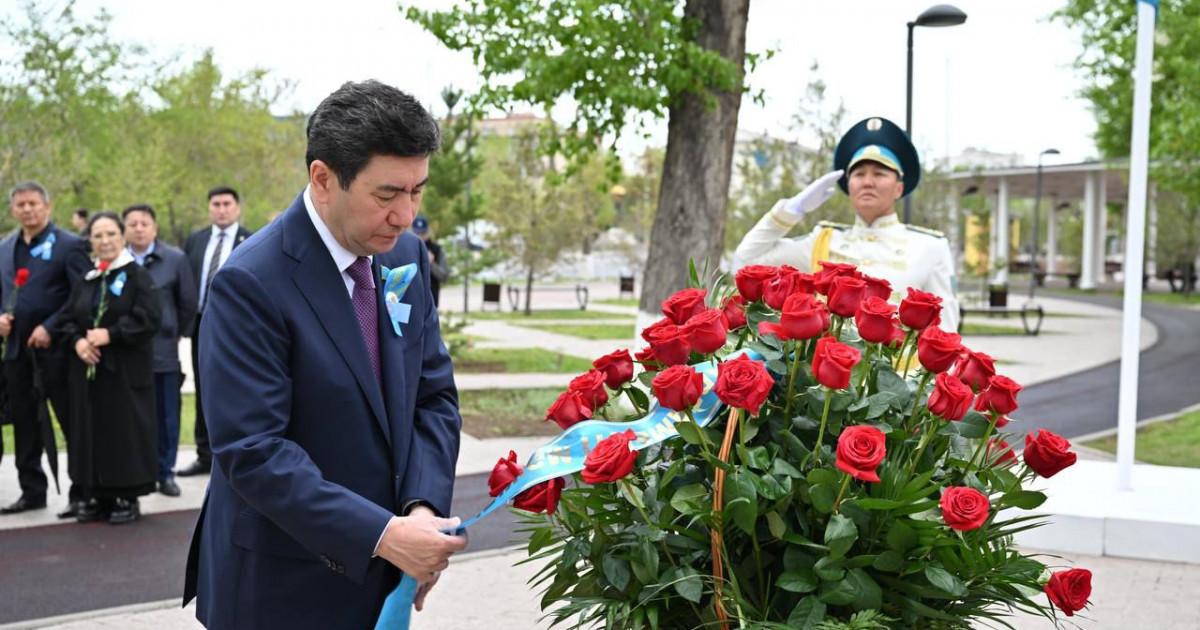 Мәжіліс Төрағасы Мәншүк Мәметованың ескерткішіне гүл шоғын қойды