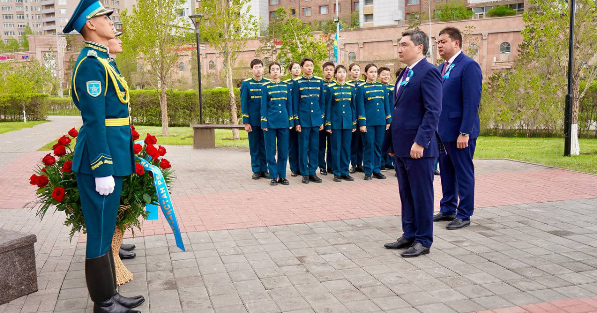 Олжас Бектенов Халық Қаһарманы  Рақымжан Қошқарбаевтың ескерткішіне гүл шоқтарын қойды