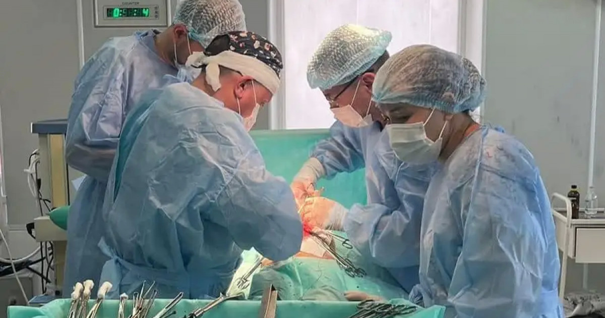 Түркістандық дәрігерлер 7 жасар баланың бауырынан бір уыс құрт алды