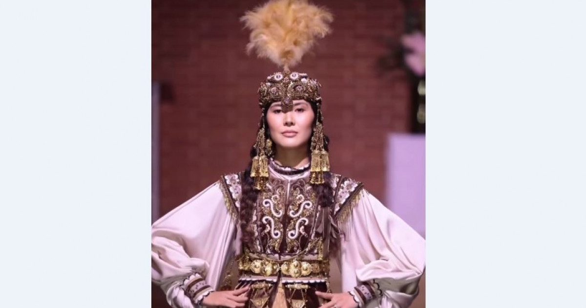 Ұлыбританияда қалпақ киген жалаңаш модельдер