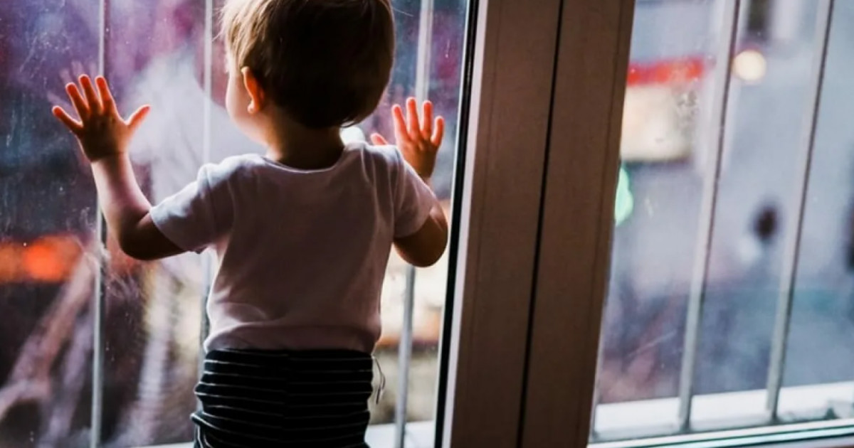 Жарты сағатта екі бала терезеден құлаған