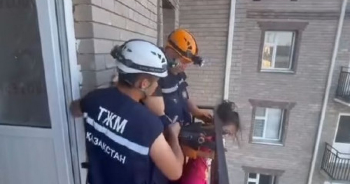 Қызылордада 3 жасар баланың басы балконның теміріне қысылып қалды