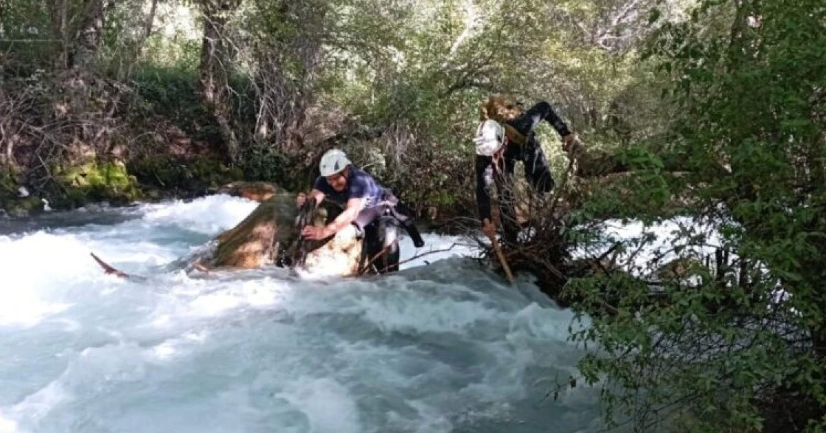 «Селфи жасағысы келген»: өзенге батып кеткен 16 жастағы қыз екі күннен бері табылмай жатыр