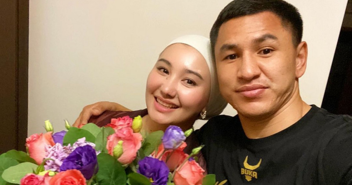 Толық аяқтары бар жетілген әйелдердің фотосуреті