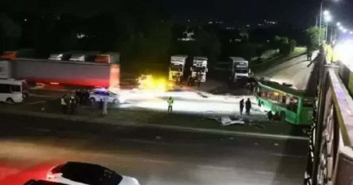 Алматыда жолаушылар автобусы көпірден құлап кетті (видео)