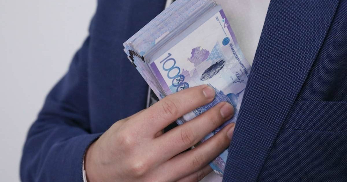 Атырау облысында бірнеше рет пара алған шенеунік 7,5 жылға сотталып кетті