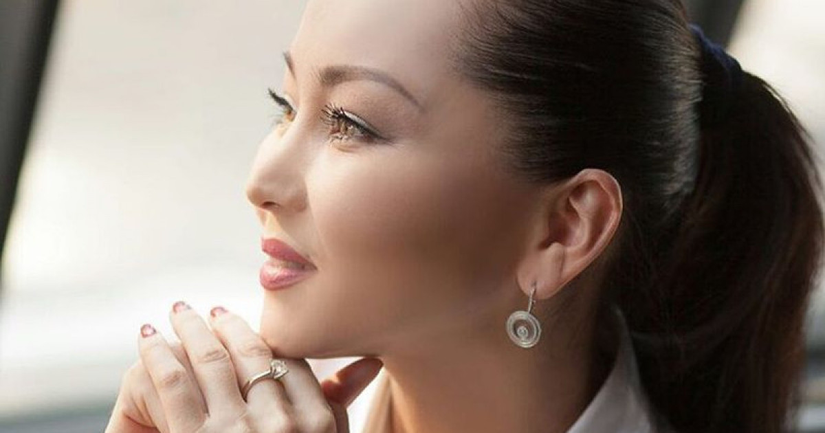 Баян Алагөзова көлігінің нөмірін фотоға түсіріп алған адамға іздеу салды