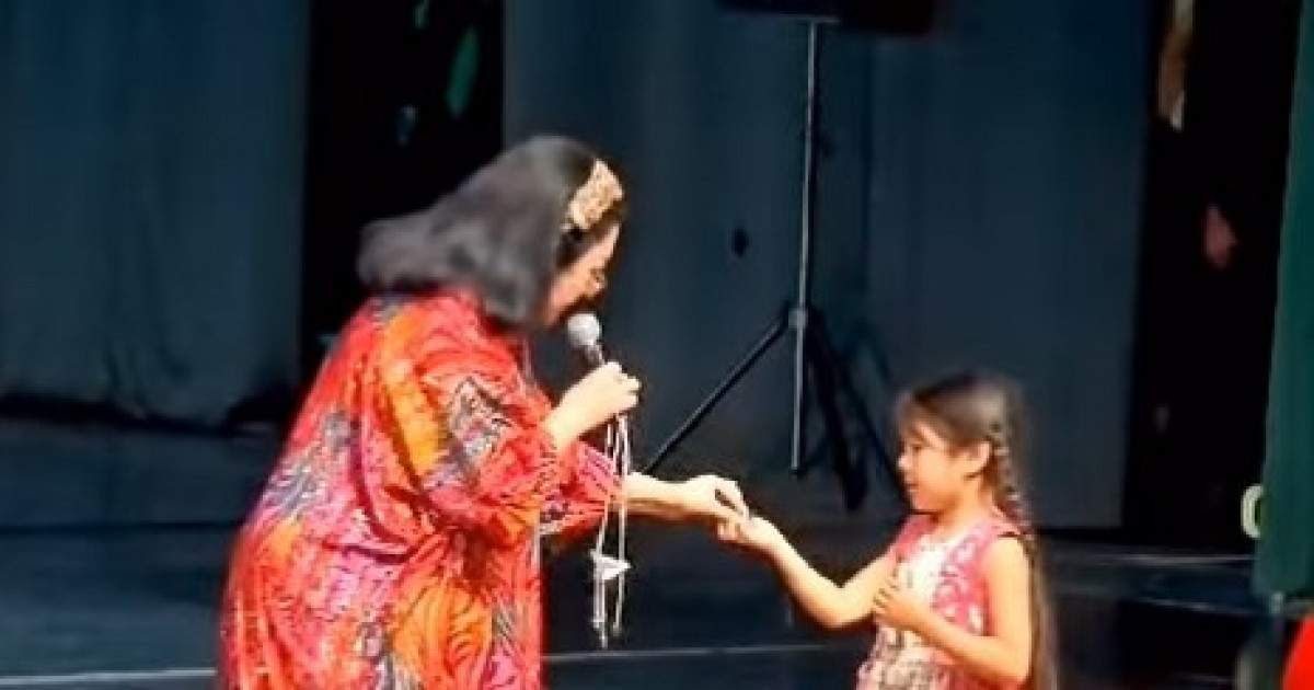 «Бриллиант сақинамды бердім»: Мақпал Жүнісова сахнада кішкентай қызға ерекше сыйлық жасады (видео)