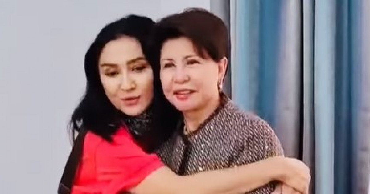 «Қуанту үшін әлемді шарладым»: әнші Меруерт Түсіпбаева Роза Рымбаеваға сыйлық жасады