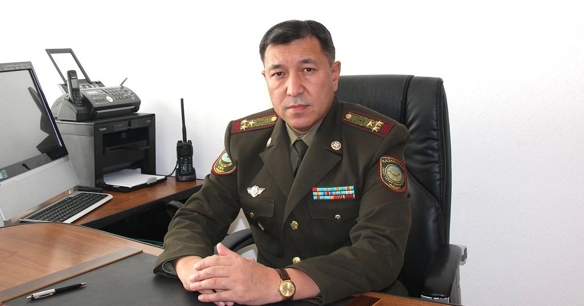 Әскерилерге үй салдырды деп айыпталған экс-вице-министр сот залында қамаудан босатылды