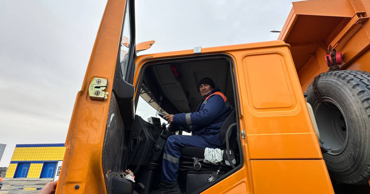 42 жыл  бойы ауыр техника жүргізген ауыл азаматы мамандығын мақтан етеді