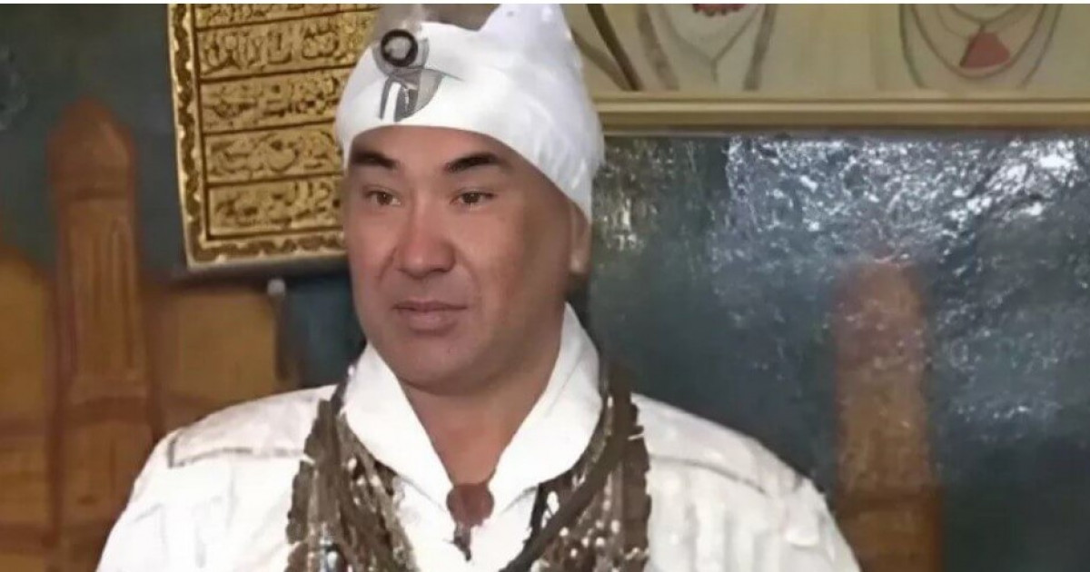 Асырап алған 6 балаға ит-мысықтың етін жегізіп, азаптаған «емші» қамауда отыр