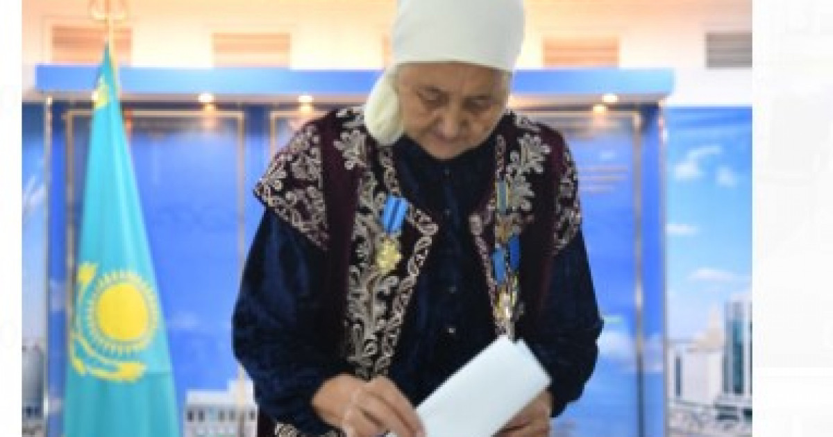 Атырауда зейнеткер алғашқы болып дауыс берді