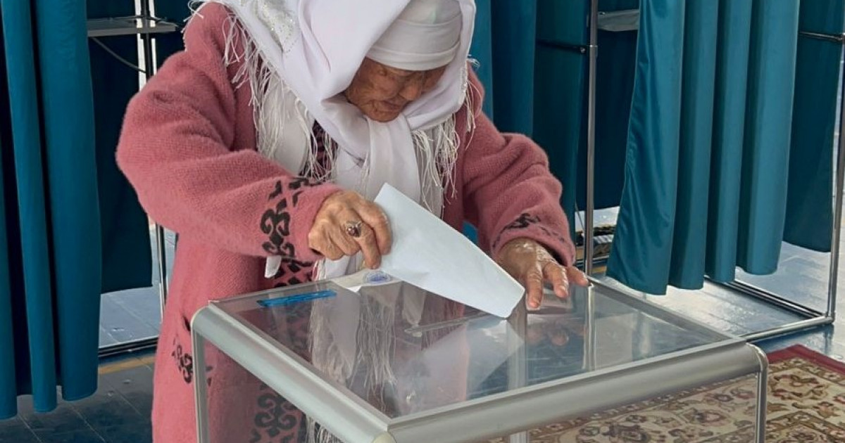 «Білте шамның жарығымен өстік» – Жүз жастан асқан жамбылдық кейуана референдумға қатысты