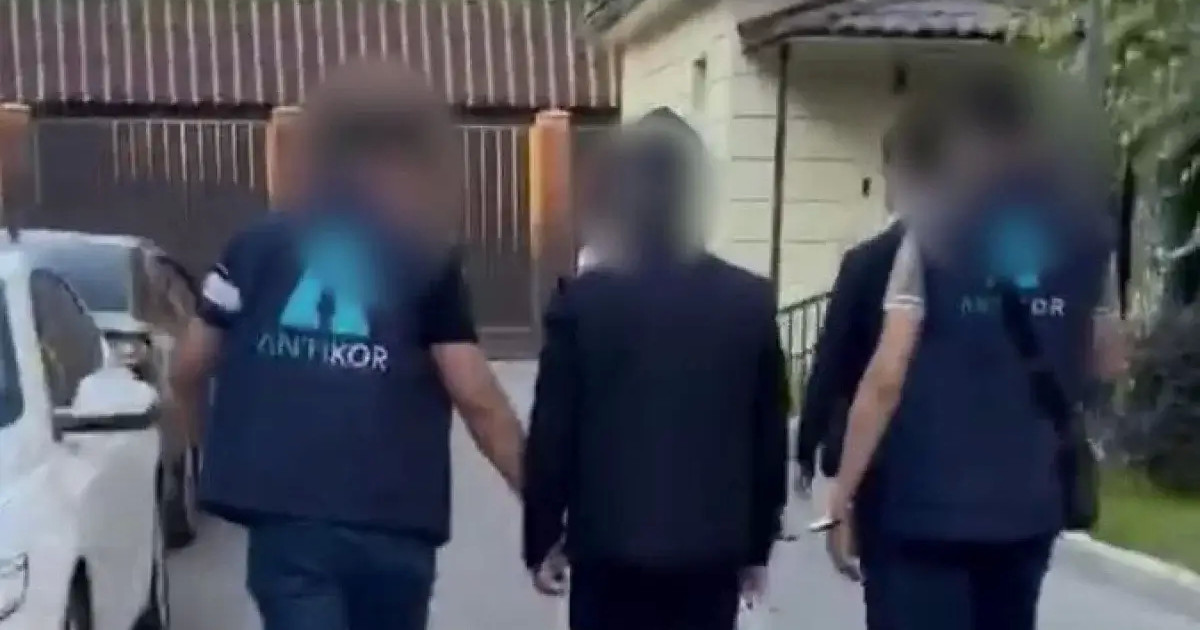 Алматы облысы Іле ауданы әкімінің ұсталған сәтінен видео жарияланды