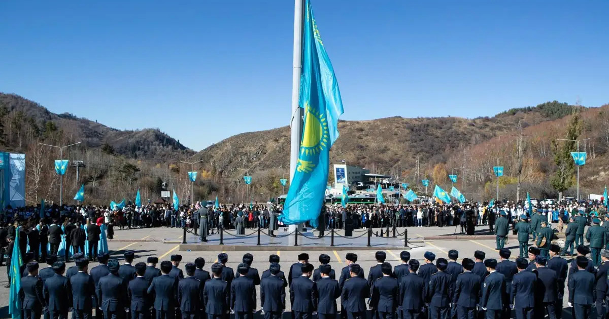 Республика күніне орай «Медеу» мұз айдынында Ту көтерілді