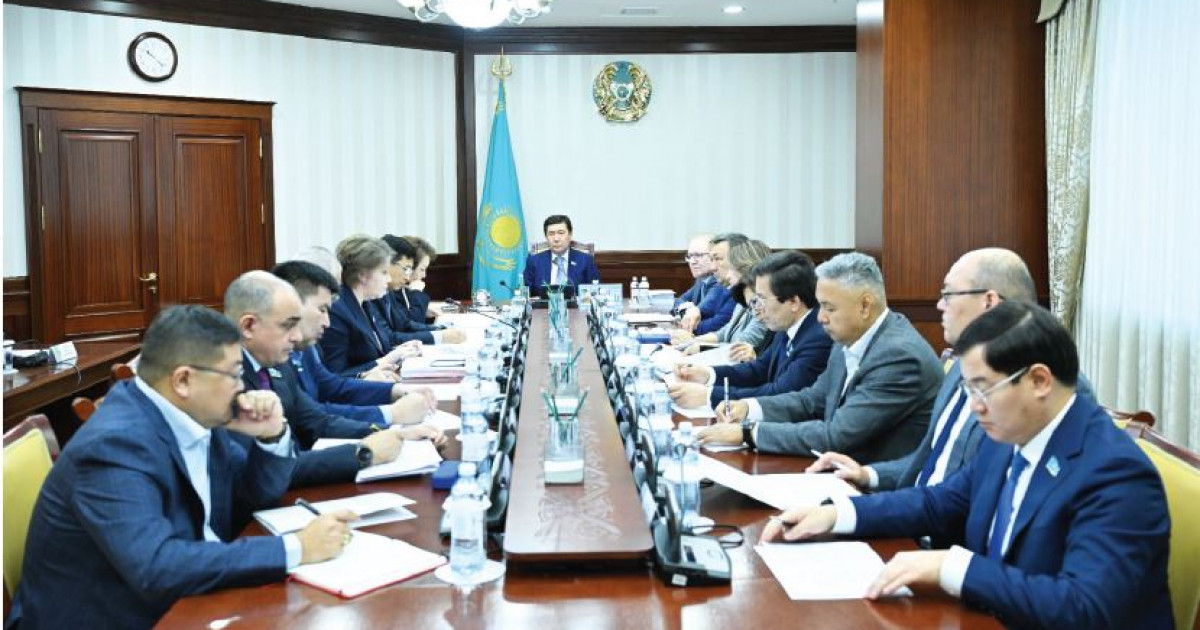 Республикалық бюджет туралы заң жобасын қарайды